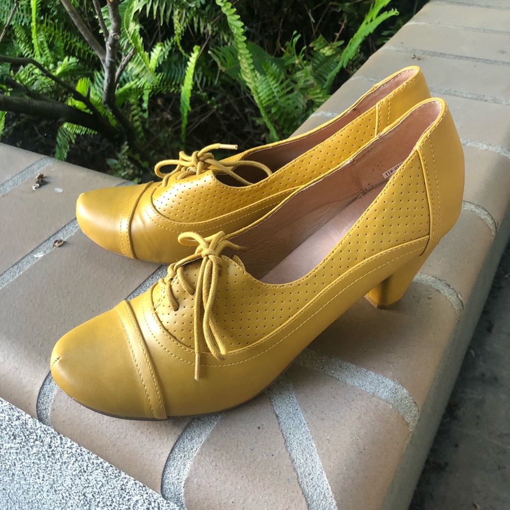 ModCloth Chelsea Crew mustard vintage-style heels